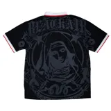 Camisa tipo polo roja de manga corta con cuello blanco y ribetes blancos en las mangas. Presenta un estampado grande en negro con una figura femenina en el centro, la palabra "BLACHAIR" y otros gráficos de estilo gótico/urbano.