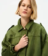 Campera bomber de gamuza sintética color terracota, con cuello clásico, cierre frontal, hombros caídos y puños ajustados.