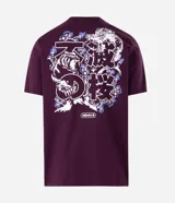 Remera de algodón bordó con corte comfort, cuello redondo y manga corta. Cuenta con una gran estampa en la espalda de inspiración japonesa con un tigre, un dragón y texto en caracteres orientales.