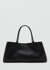 Bolso tipo shopper de cuero vacuno negro con diseño trenzado, asas cortas para hombro y cierre de botón magnético.