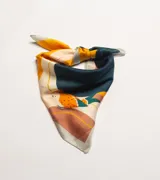 Pañuelo cuadrado de satén con diseño estampado que incluye figuras abstractas y un pájaro estilizado en tonos amarillo, verde oscuro, beige y marrón.
