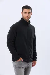 Campera polar de abrigo azul marino, con cuello alto, cierre frontal y bolsillos laterales y en el pecho con cierre.