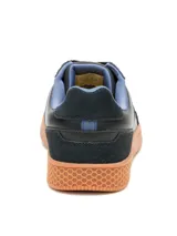 Championes Cat modelo Pause Retro, de diseño urbano con capellada combinada en cuero napa y gamuza en color negro. Presenta detalles en azul en los laterales y el interior, cordones estampados y una suela de goma color caramelo con textura de panal.