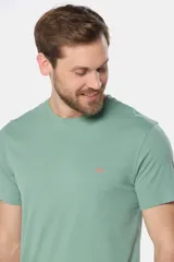 Remera básica de algodón color azul marino, de manga corta, con cuello redondo y logo bordado en el frente.