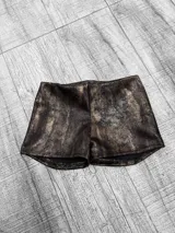 Short tiro bajo color negro con efecto metalizado dorado.