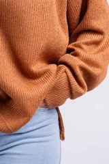 Sweater de punto color marrón con cuello en V y mangas largas.