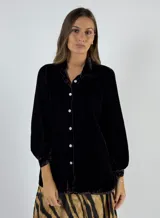 Camisa negra de terciopelo de viscosa con botones blancos.