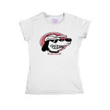 Remera blanca entallada de manga corta con estampado frontal de un perro con lentes de sol y gorra dentro de un círculo rojo.