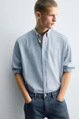 Camisa de corte relajado confeccionada en una mezcla de algodón, lyocell y seda de origen italiano. Presenta cuello abotonado, manga larga con puños abotonados y cierre frontal con botones.