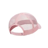 Gorra trucker negra de Nike con logo bordado en el frente, visera curva, paneles traseros de malla y cierre ajustable a presión. Presenta detalle de cuerda trenzada en la base de la corona.