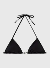 Sujetador de bikini negro con forma de triángulo y tirantes finos. Presenta un logo metálico en forma de "D" en el centro del busto.