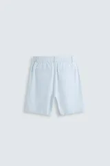 Bermuda azul marino de corte regular fit, confeccionada en tejido de algodón y lino. Cuenta con bolsillos frontales y traseros, cierre frontal con cremallera y botón.