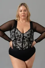 Body negro con mangas largas de microtul, escote corazón con puntilla y ballenas en el frente.