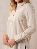 Camisa a rayas verticales color crema y blanco, marca Alex & Jordan. Cuello con solapa, abertura central con botones y bolsillo aplicado en el pecho.