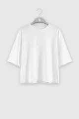 Remera de manga corta color blanco, de corte holgado y diseño clásico con cuello redondo.