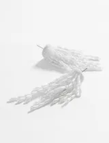 Aros colgantes largos con forma de cascada, confeccionados con pequeñas perlas blancas.