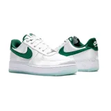 Championes Nike Air Force 1 07, con diseño de corte bajo en color blanco y detalles en verde esmeralda en el swoosh, talón y forro interior. Presentan una suela de goma con acabado traslúcido y tecnología Air.