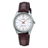 Reloj analógico Casio con caja de acero inoxidable plateada, esfera blanca con números romanos en las posiciones 6 y 12 e índices lineales, y correa de cuero marrón con textura de cocodrilo.