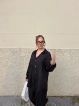 Conjunto de camisa oversize y pantalón largo de lino con algodón, con diseño a rayas finas en tono beige y tostado.