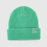 Gorro tipo beanie de punto con textura waffle, color verde menta. Cuenta con un doblez ajustable y una etiqueta de goma transparente con el logo de la marca en el frente.
