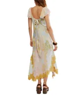 Vestido midi con estampado floral y paisley en tonos pastel, escote en V, mangas cortas con volantes, cierre de botones frontal y falda con abertura y detalle de encaje en el bajo.