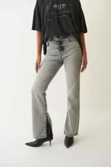 Jean de denim recto, color gris lavado, con pretina con trabillas y bolsillos delanteros y traseros.