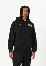 Hoodie con cierre frontal de color negro, confeccionado en tejido de algodón y poliéster reciclado. Presenta un corte holgado y cuadrado, con capucha de tres piezas, bolsillo canguro, puños y dobladillo acanalados. Posee un logo de trébol dorado bordado en el lado izquierdo del pecho y un estampado gráfico en el lado derecho del pecho con tipografía en rojo, verde y amarillo.