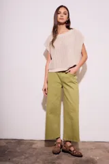 Chaleco sin mangas de tejido de punto color rosado pálido, con textura calada y acabado lurex, corte al cuerpo y cuello redondo.