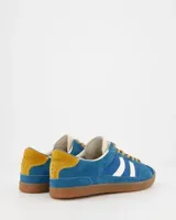 Zapatillas urbanas Coolway modelo Kizuna, confeccionadas en una combinación de ante y nylon. Presentan un diseño en tonos azules con detalles en blanco y amarillo mostaza, con suela de goma color miel.