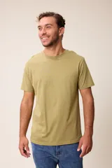 Remera básica de manga corta con cuello redondo y corte regular fit. Presenta un pequeño bordado en el pecho.