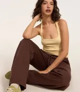Pantalón de jogging marrón de algodón con forro de polar, corte amplio tipo barrel, cintura elástica con cordón de ajuste y bolsillos laterales.