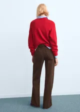 Jeans de corte recto y tiro medio color marrón, confeccionados en algodón.