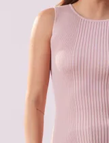Musculosa negra acanalada con cuello redondo y sin mangas.