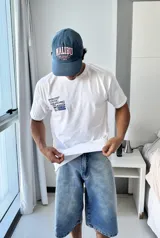 Remera blanca de manga corta con estampado gráfico en azul en la espalda, que incluye el texto "BROKERS GRAPHIC RESEARCHING" y varios logos de la marca.