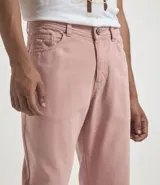 Pantalón de sarga color rosa, de corte recto.