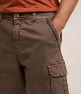 Bermuda cargo para hombre en sarga gris oscuro, con bolsillos laterales con solapa y cierre de botón y cremallera.