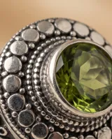 Anillo de plata 925 con diseño calado y piedra central facetada en color verde oliva, perteneciente a la línea Hindi.