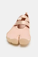 Bailarina de diseño tipo tabi con separación para el dedo, confeccionada en una combinación de gamuza y material textil en tono rosado. Presenta doble tira elástica sobre el empeine, tirador en el talón y suela plana de goma en color tostado.