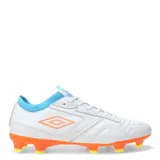 Championes de fútbol Umbro modelo Speed HG, color negro con detalles en celeste. Presentan una estructura resistente con costuras reforzadas en la puntera, cierre con cordones y suela con tapones para superficies firmes.