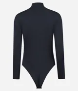 Body de manga larga confeccionado en poliamida y elastano, con cuello alto y diseño con fruncidos en hombros y laterales. Prenda versátil de calce ajustado.