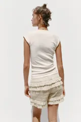 Camiseta color crudo de corte slim fit, con escote en pico, manga corta y tejido de punto acanalado.