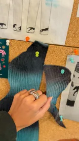 Anillo de diseño orgánico con pieza ovalada de estructura abierta y ajustable.