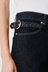 Bermuda de jean de tiro alto y corte ancho, color azul oscuro con costuras en contraste. Presenta detalles de trenzado en la cintura y aberturas laterales.