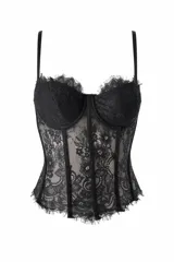 Corset de encaje negro con estructura de varillas, copas preformadas y bordes con terminación desflecada. Cuenta con breteles finos ajustables.