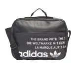 Bolso Adidas negro con logo y texto en blanco, correa ajustable y doble asa de mano.