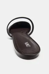 Bailarina destalonada de cuero color marrón oscuro, con detalle fruncido en la puntera redondeada y tira elástica sobre el empeine.