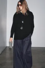 Jersey de corte oversize confeccionado en lana 100%, con cuello redondo y manga larga. Presenta acabados en rib en puños, cuello y ruedo.