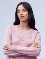 Sweater celeste de tejido de punto fino con calados en forma de hojas en la parte superior delantera y en los hombros.