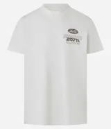 Remera blanca de algodón, corte comfort, con cuello redondo y mangas cortas. Estampa en la espalda con una garza, texto en japonés y la frase "flow like the wind".