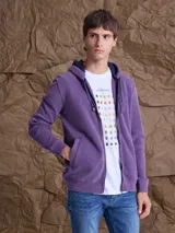 Fleece con capucha y cierre frontal completo, color violeta con textura jaspeada. Cuenta con bolsillos laterales y forro interno en color azul marino.